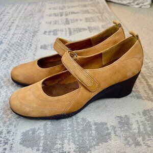 NWOT Aerosoles Tornado Tan Suede Wedge Mary Janes